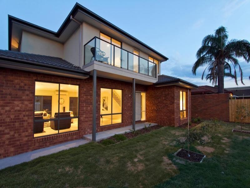 2B Holywood Grove, Carnegie VIC 3163