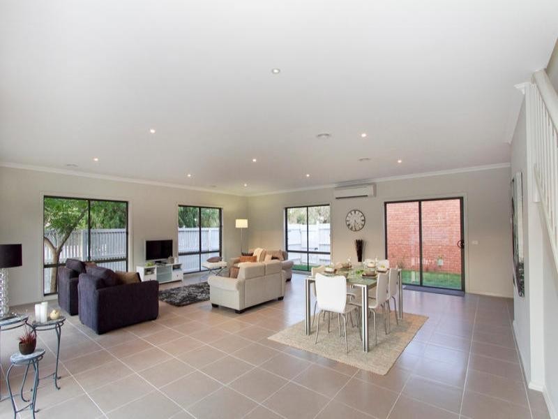 2B Holywood Grove, Carnegie VIC 3163
