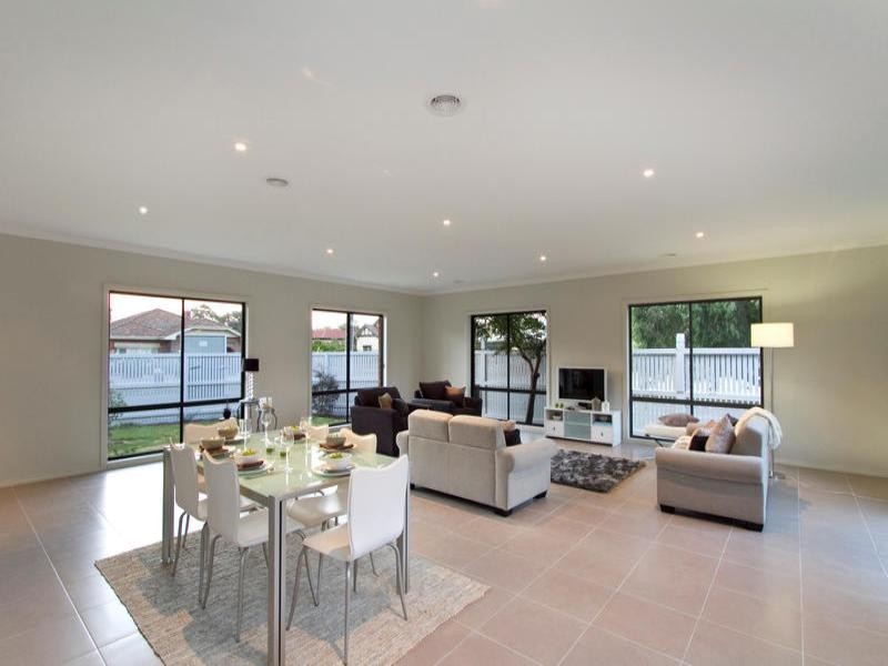 2B Holywood Grove, Carnegie VIC 3163