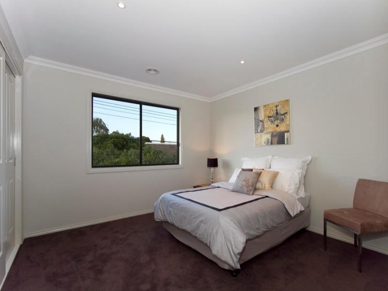 2B Holywood Grove, Carnegie VIC 3163