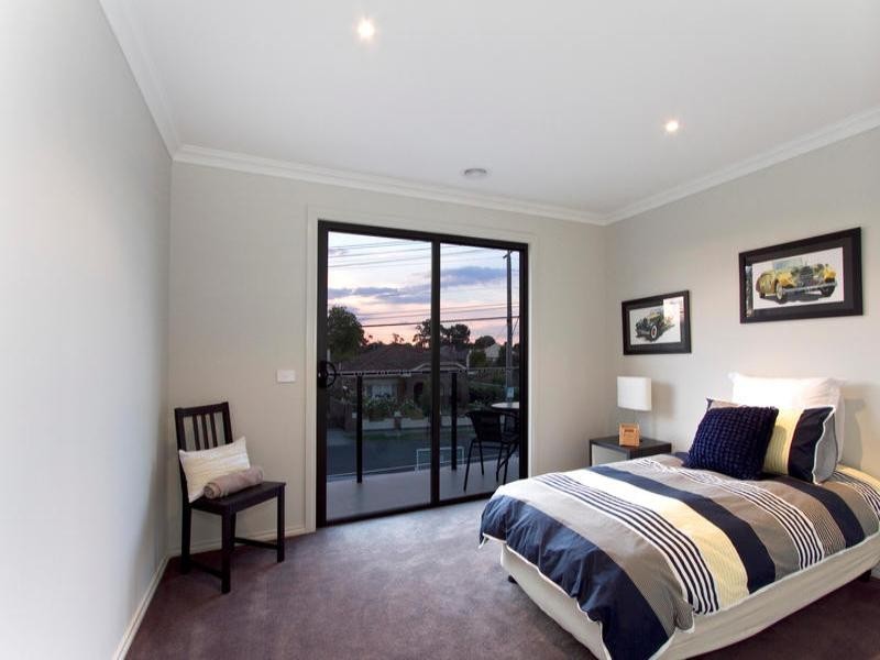 2B Holywood Grove, Carnegie VIC 3163