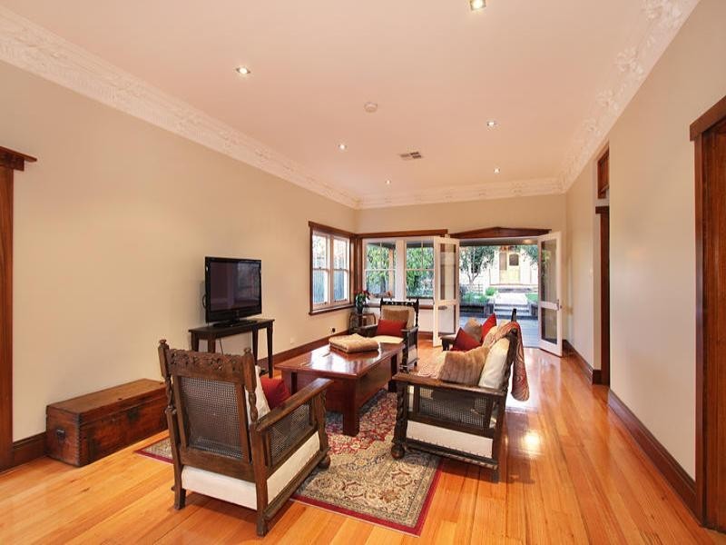 2 Carlisle Crescent, Hughesdale VIC 3166