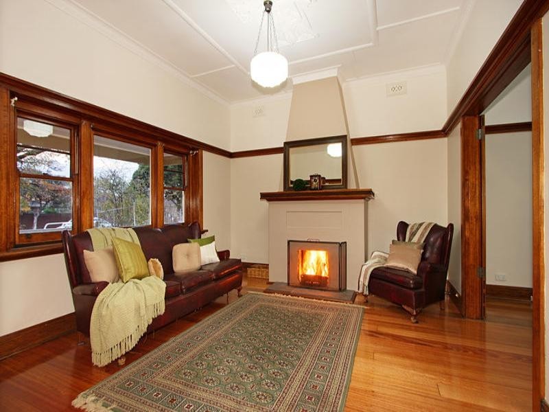 2 Carlisle Crescent, Hughesdale VIC 3166