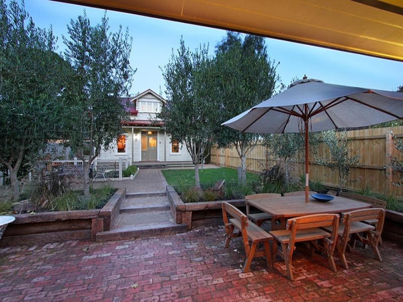 2 Carlisle Crescent, Hughesdale VIC 3166