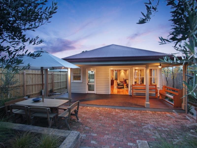 2 Carlisle Crescent, Hughesdale VIC 3166