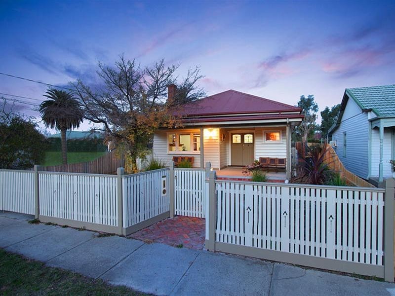 2 Carlisle Crescent, Hughesdale VIC 3166