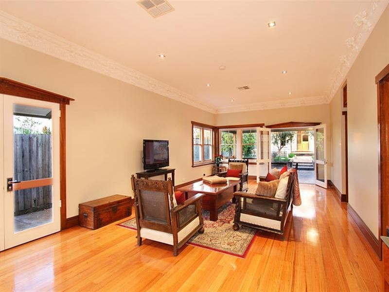 2 Carlisle Crescent, Hughesdale VIC 3166