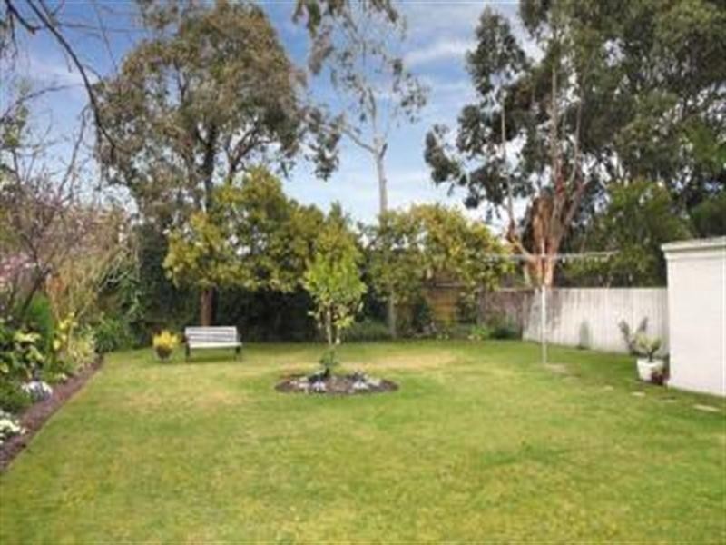 8 Longview Avenue, Bentleigh VIC 3204