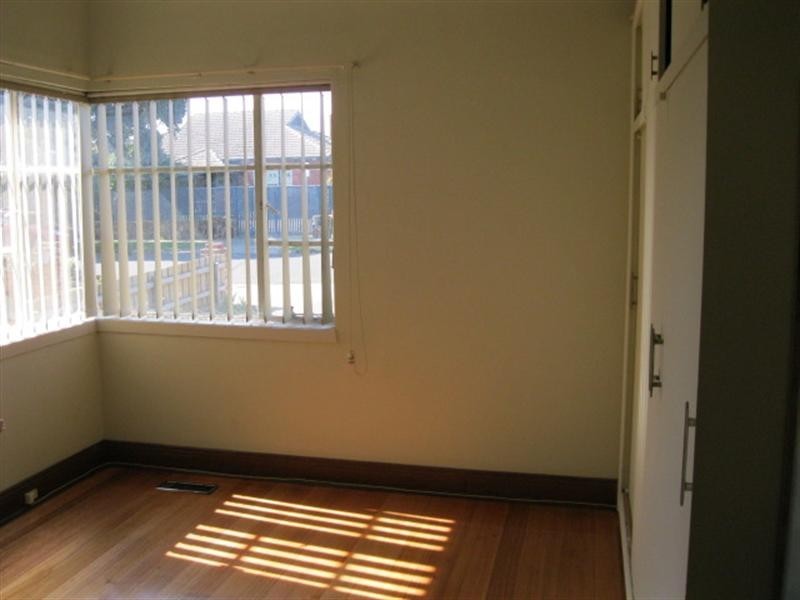 24 Newham Grove, Ormond VIC 3204