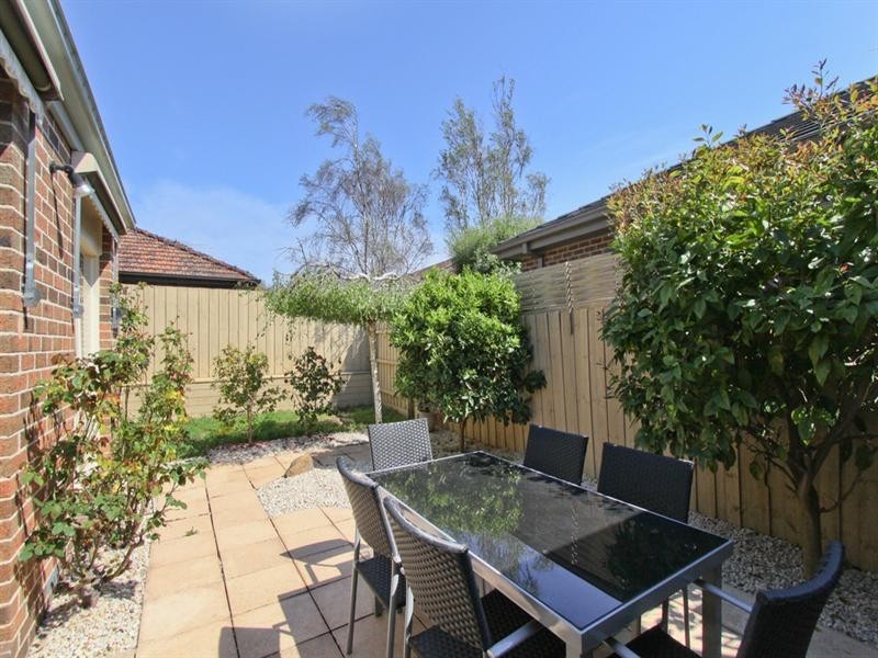 2/114 Truganini Road, Carnegie VIC 3163