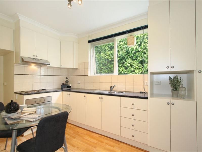 2/2 Tattenham Street, Caulfield East VIC 3145