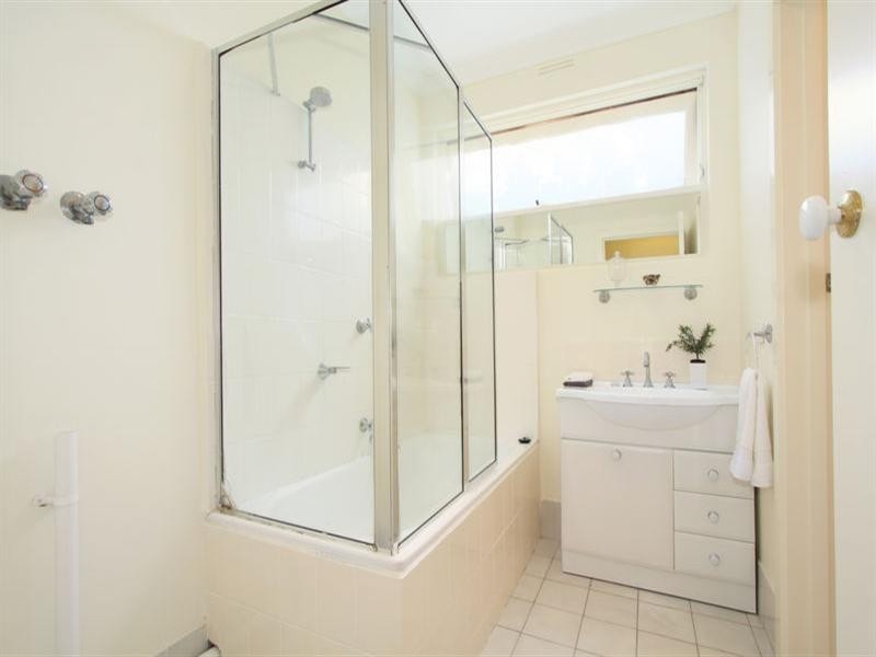 2/2 Tattenham Street, Caulfield East VIC 3145