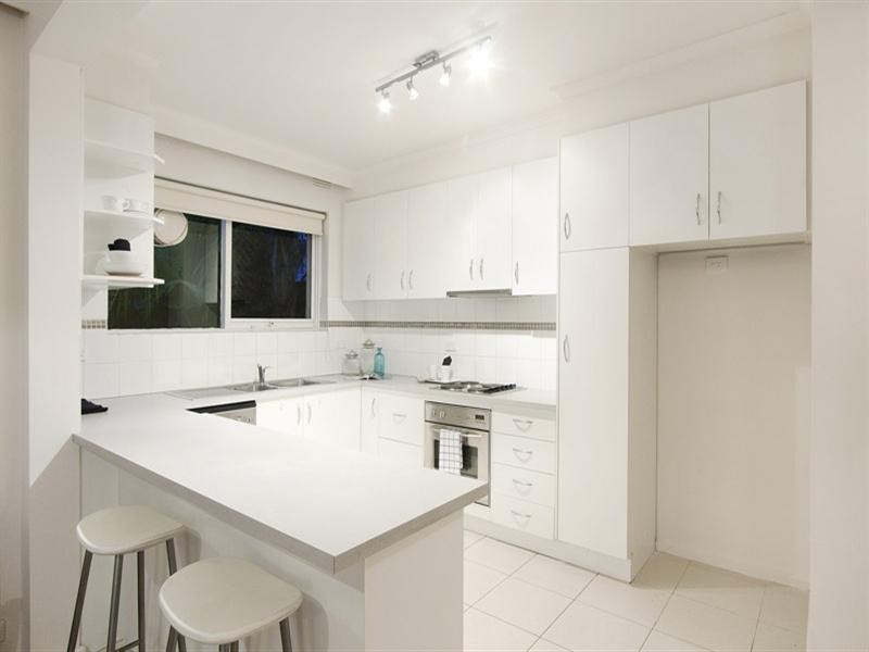 4/33 Toolambool Road, Carnegie VIC 3163