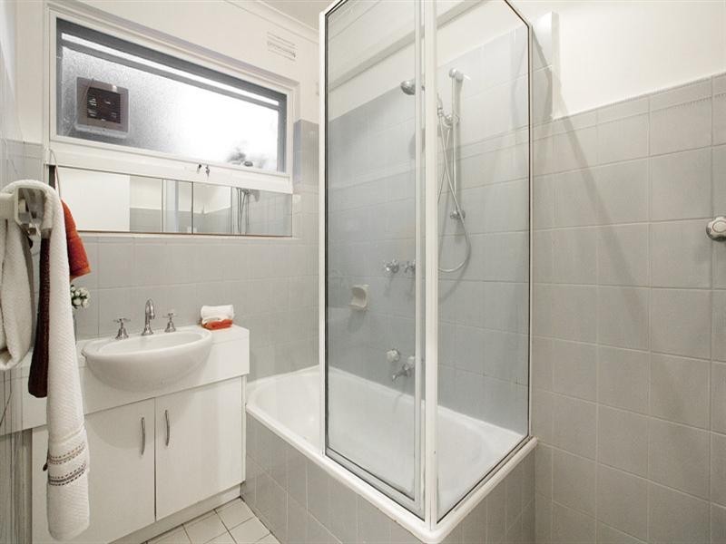 4/33 Toolambool Road, Carnegie VIC 3163