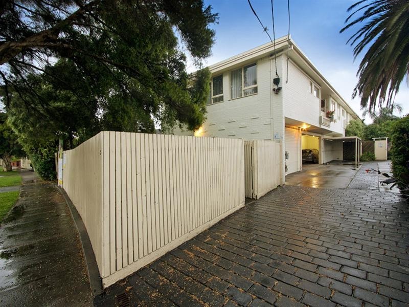 4/33 Toolambool Road, Carnegie VIC 3163