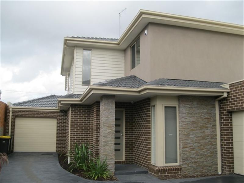 2/11 Surrey Crescent, Oakleigh East VIC 3166