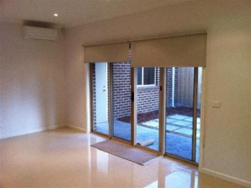 2/11 Surrey Crescent, Oakleigh East VIC 3166