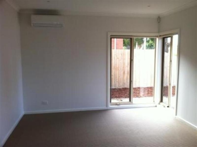 2/11 Surrey Crescent, Oakleigh East VIC 3166