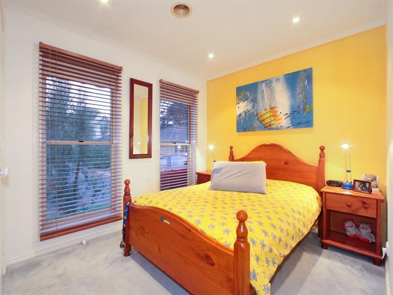 19 Federation Walk, Hughesdale VIC 3166