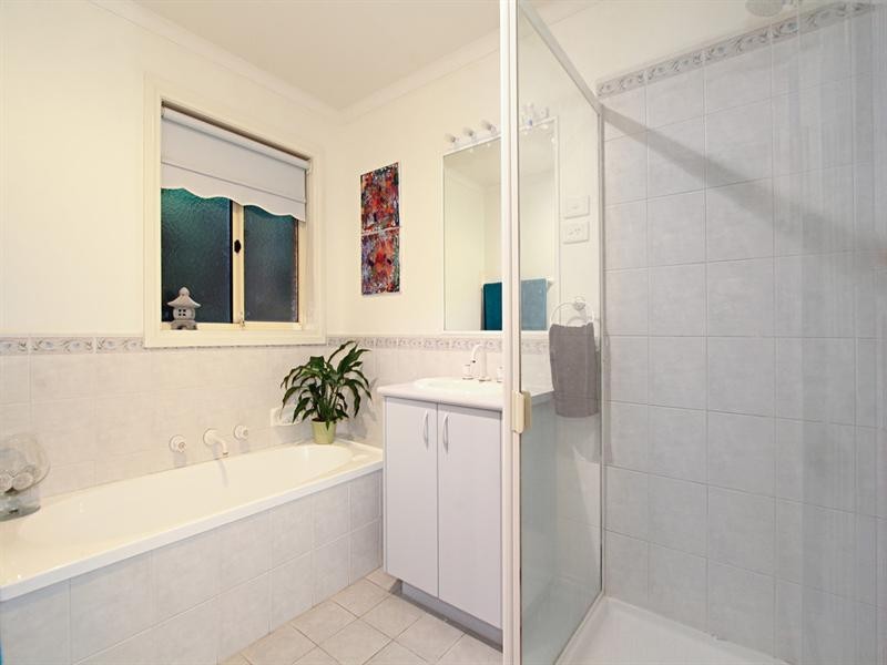 19 Federation Walk, Hughesdale VIC 3166