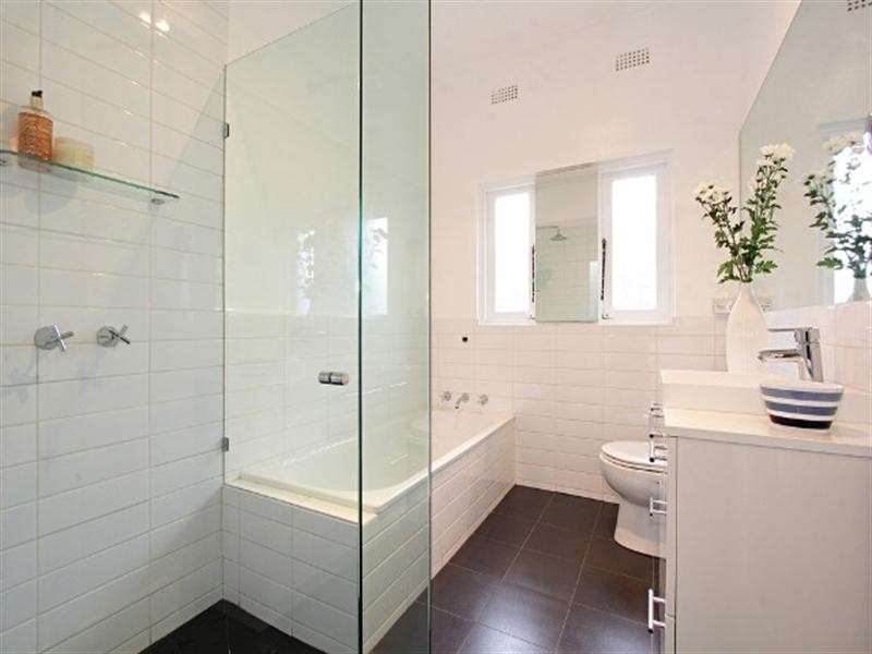 8 GLENMER STREET,, Bentleigh VIC 3204