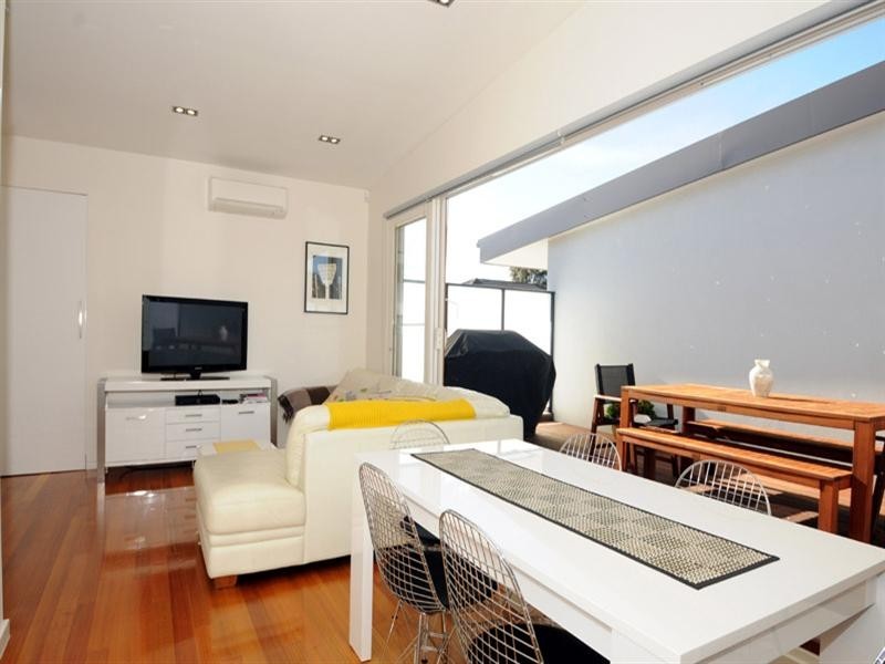 2/14 St Huberts Road, Carnegie VIC 3163