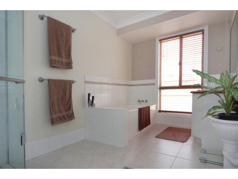 52 Bergamont Street, Elanora QLD 4221