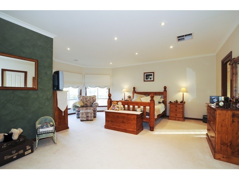 1 Redgum Drive, Melton South VIC 3338