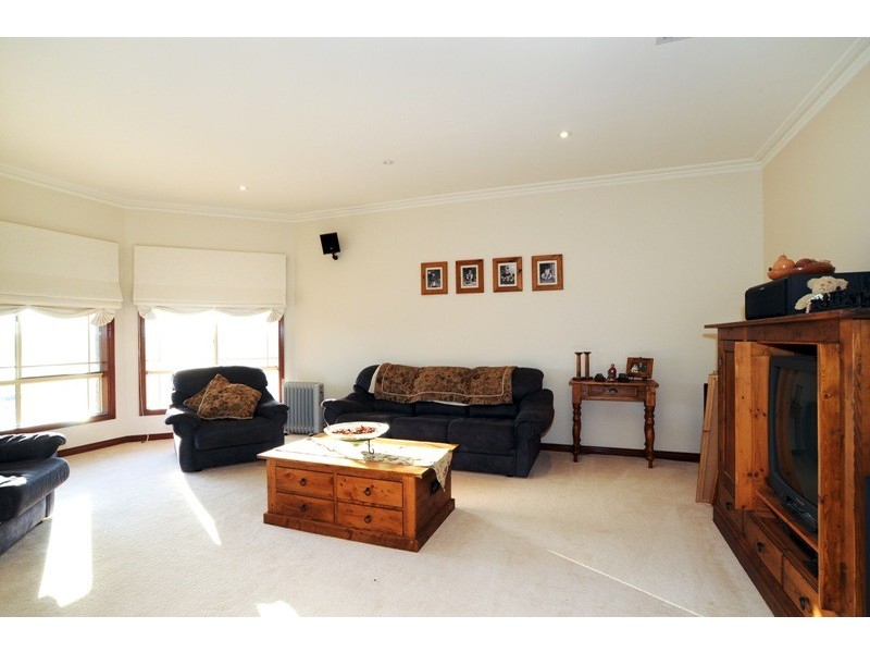 1 Redgum Drive, Melton South VIC 3338