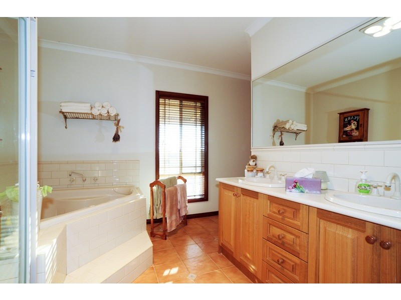 1 Redgum Drive, Melton South VIC 3338