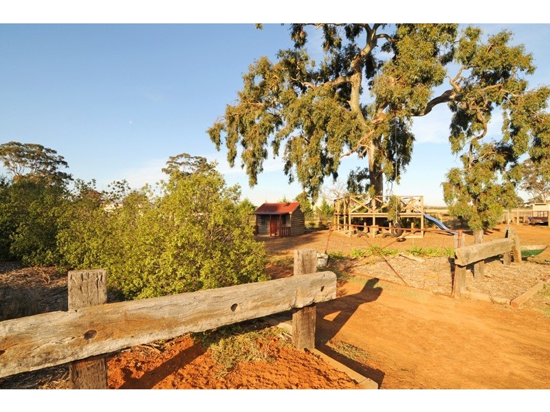 1 Redgum Drive, Melton South VIC 3338