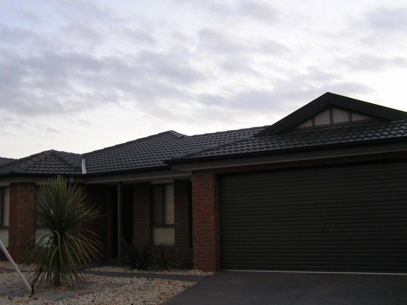 42 Macadamia Grove, Werribee VIC 3030