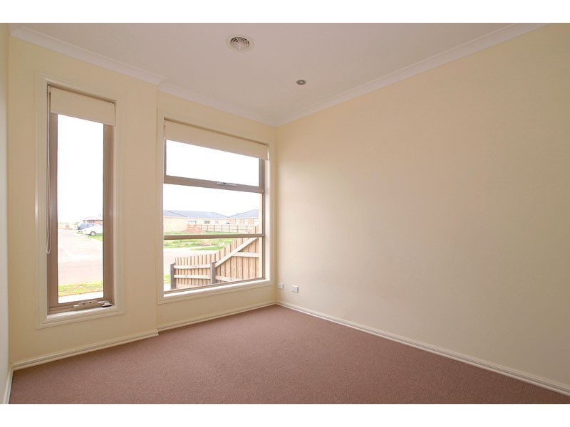 2/10 Lazor Street, Truganina VIC 3029