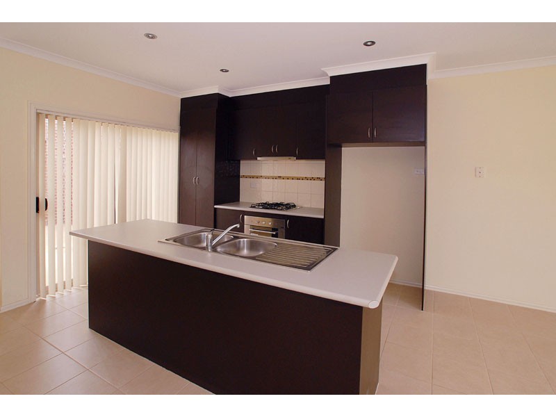 2/10 Lazor Street, Truganina VIC 3029