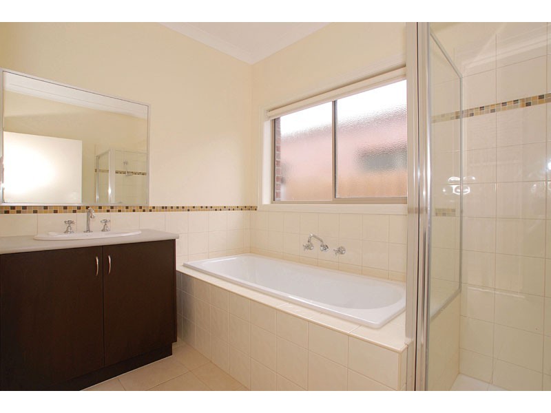 2/10 Lazor Street, Truganina VIC 3029