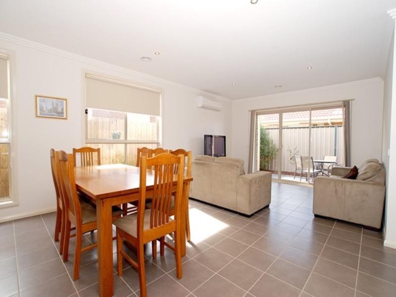 2/34 Blossom Lane, Werribee VIC 3030