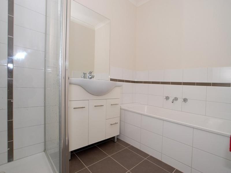 2/34 Blossom Lane, Werribee VIC 3030