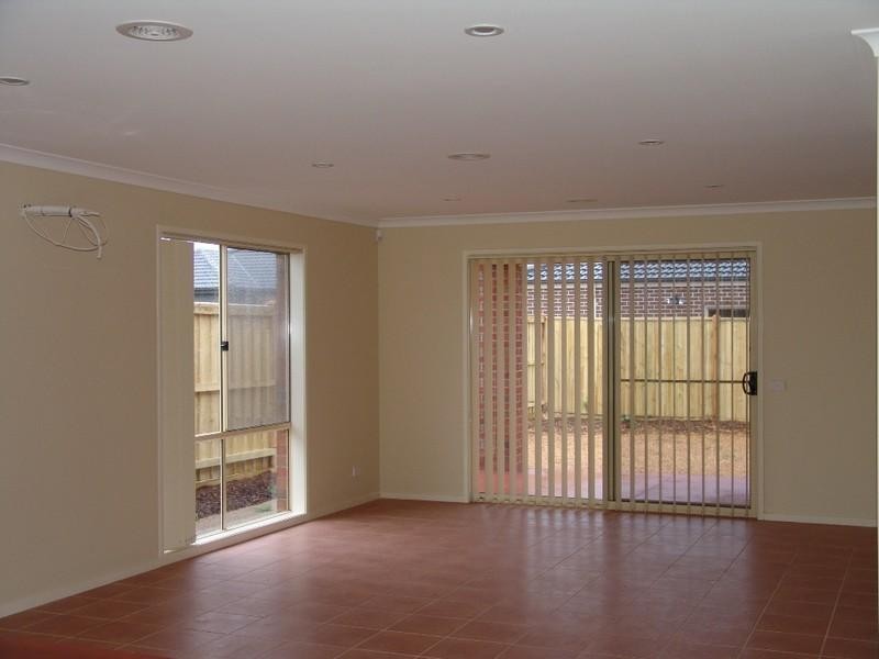 10 Grandiflora Grove, Point Cook VIC 3030