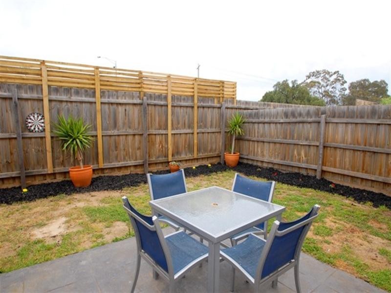 2/8-10 Coop Street, Werribee VIC 3030