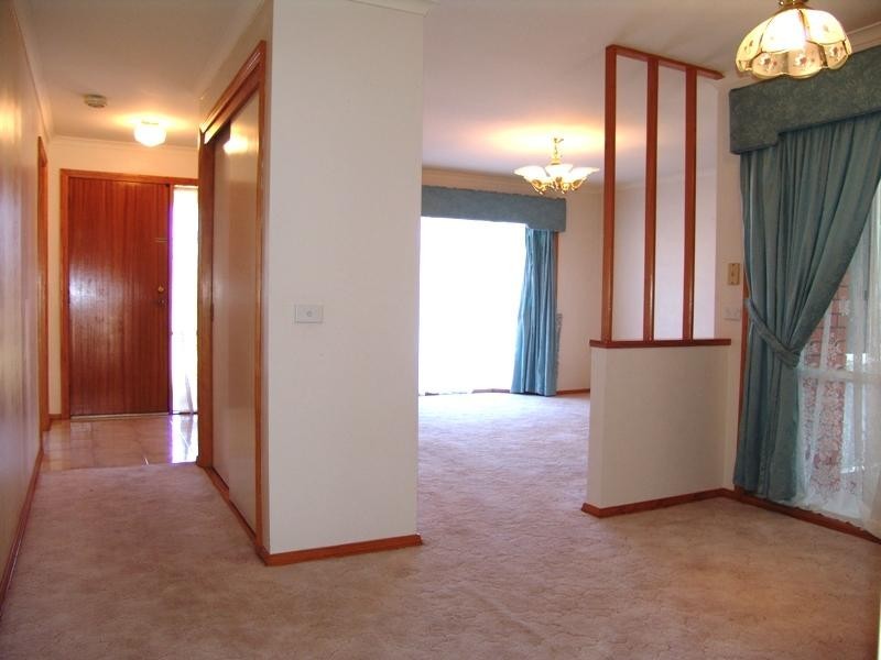 8 St Lawrence Close, Werribee VIC 3030