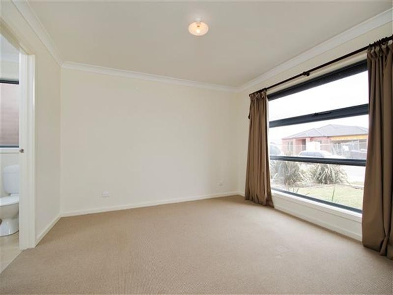 73 Fantail Crescent, Williams Landing VIC 3027