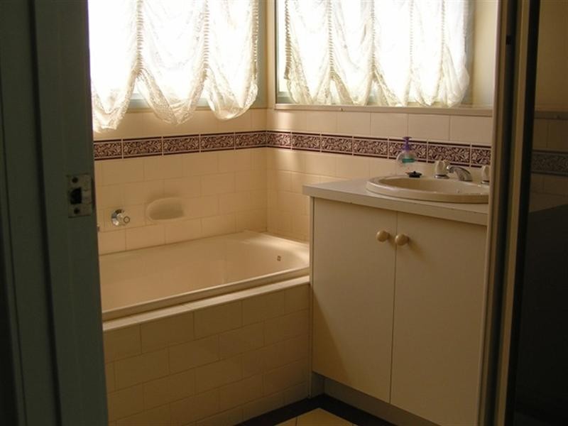 24 Maple Crescent, Hoppers Crossing VIC 3029