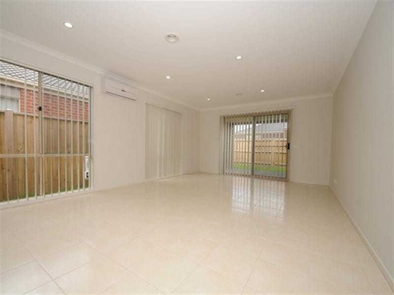 11 Jemma Avenue, Point Cook VIC 3030