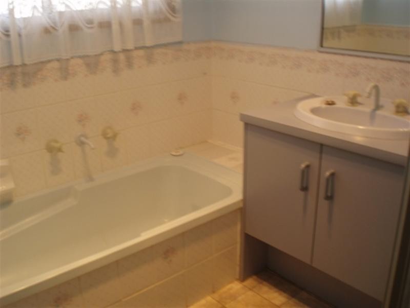 98 Cambridge Crescent, Werribee VIC 3030