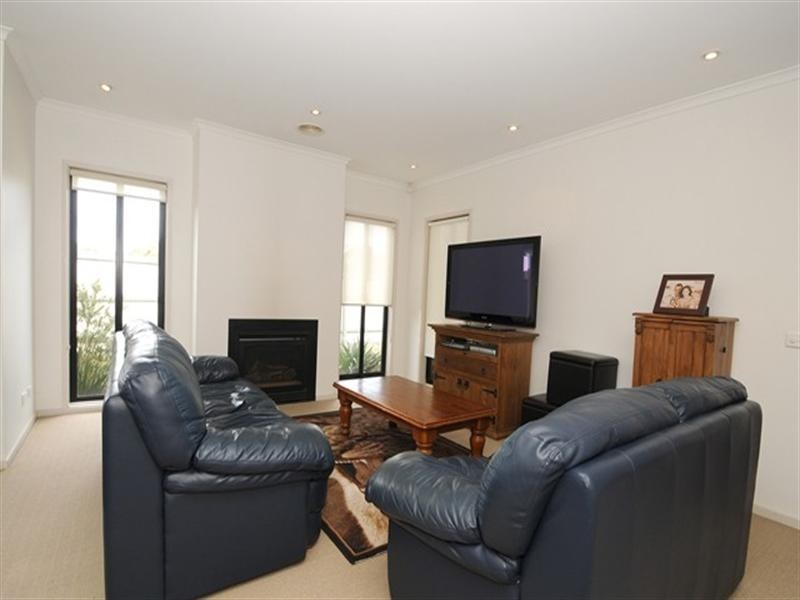 8 Thomas Carr Drive, Tarneit VIC 3029