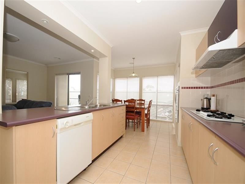 8 Thomas Carr Drive, Tarneit VIC 3029