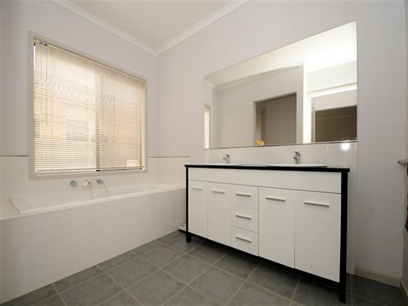 8 Thomas Carr Drive, Tarneit VIC 3029