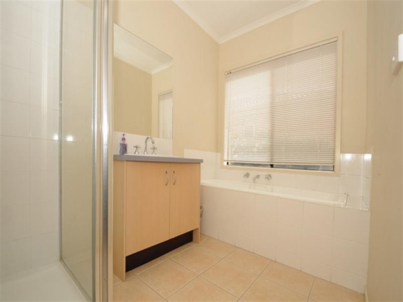 8 Thomas Carr Drive, Tarneit VIC 3029