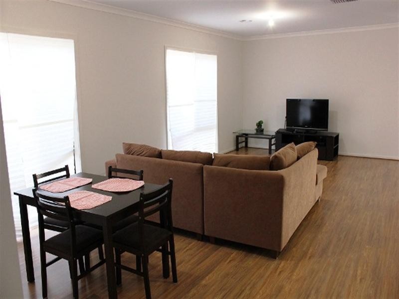 16 Mannikins Way, Williams Landing VIC 3027