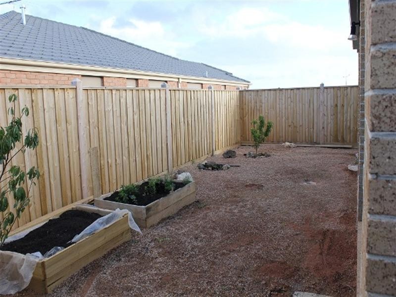 16 Mannikins Way, Williams Landing VIC 3027